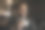 年轻微笑的商人在咖啡馆用智能手机和耳机图片下载