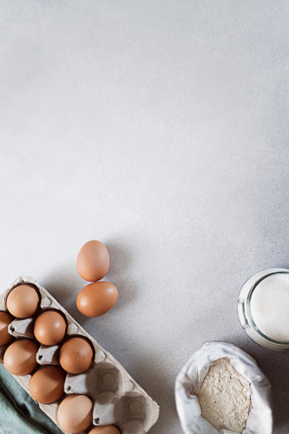 纸箱鸡蛋，面粉，糖和厨房纺织品餐巾在混凝土背景图片下载