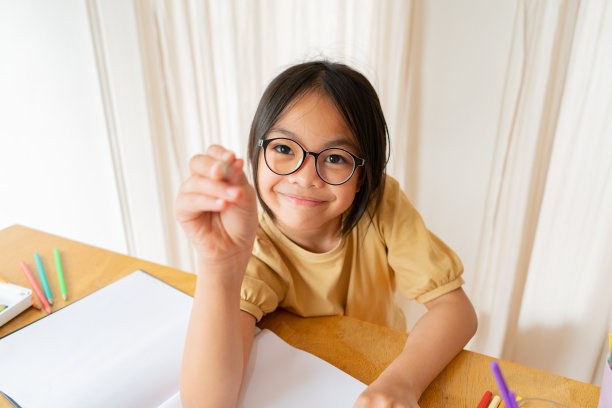 年轻的亚洲女孩坐在家里画水彩画，以发展能力和改善心理健康。灵感迸发的女艺术家。图片下载