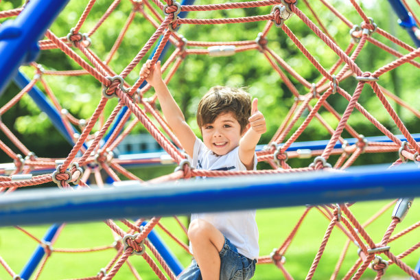 儿童运动养生运动理念。快乐的小男孩玩耍图片下载