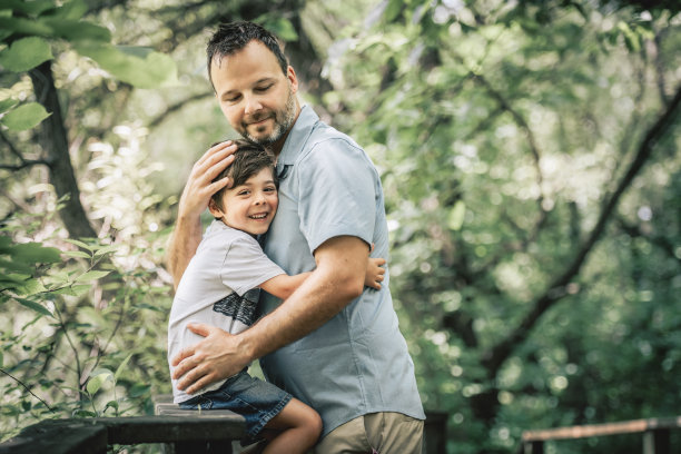 父亲带着他的小男孩在大自然中玩耍。图片下载