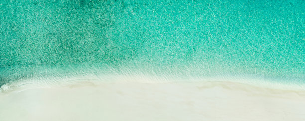 从无人机的一个令人惊叹的美丽的海景海滩与绿松石水与复制空间为您的文字航拍图像。美丽的沙滩碧绿的海水，空中无人机无人机拍摄图片下载