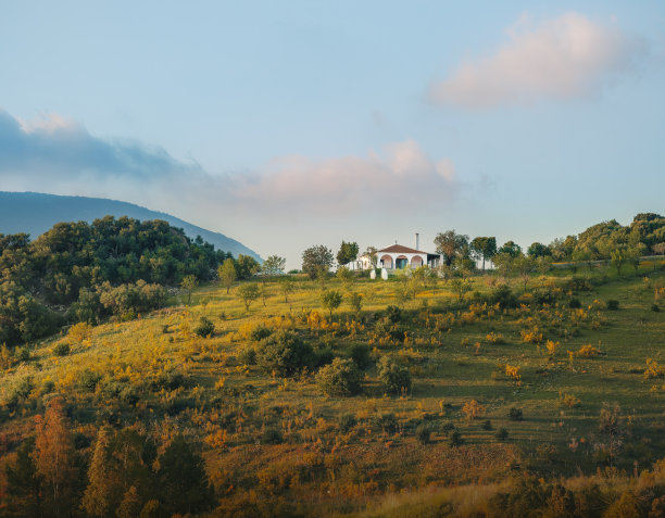 小山上的门廊白宫——西班牙安达卢西亚扎哈拉德拉塞拉图片下载