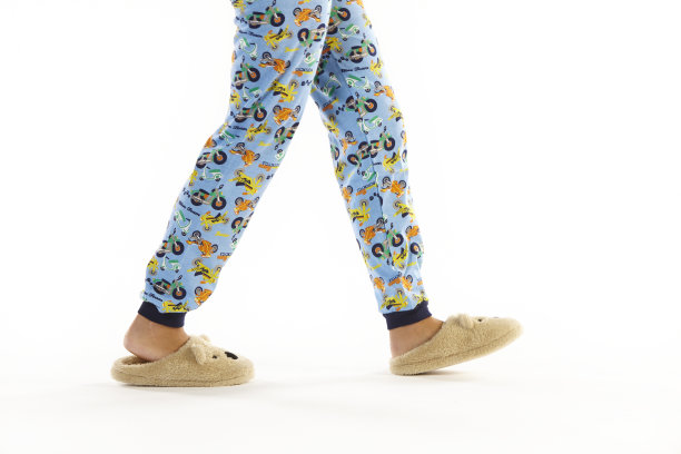 穿睡衣的男孩。白色背景。腿的细节。休闲晚装图片下载