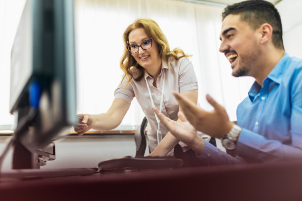 商务人士，一群在现代办公室工作的程序员图片下载