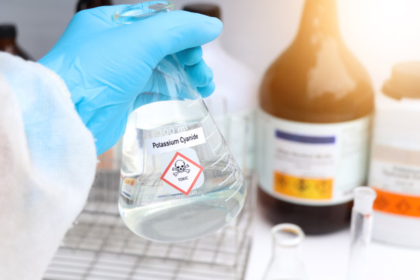氰化钾溶液，危险化学品和容器上的符号图片下载