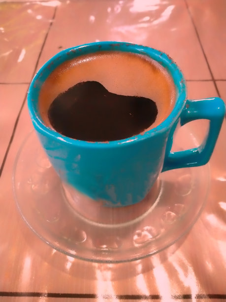 桌上有蓝杯子和茶托的咖啡图片下载