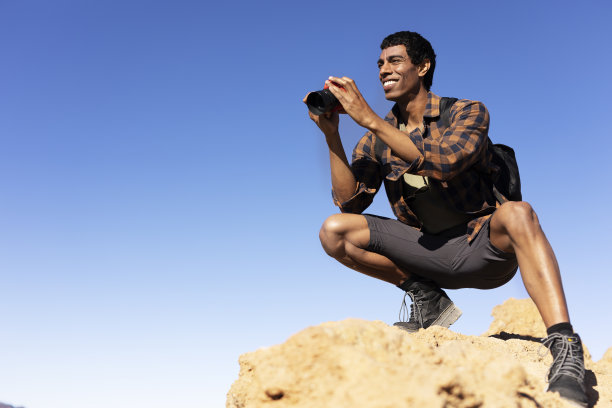 年轻人在公路旅行中拍照。图片下载