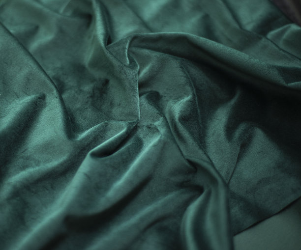 翡翠天鹅绒与折叠背景图像，绿色闪亮的织物丝绸为背景网页设计壁纸，深绿色的纺织品背景图片下载