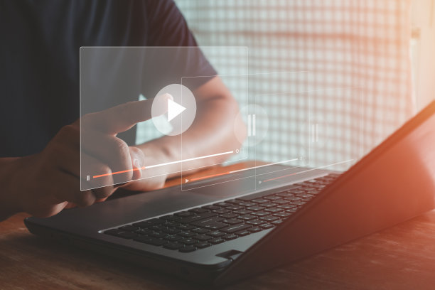 在线流媒体，观看互联网全息影像概念。视频点播技术，人触摸虚拟屏幕上的播放按钮，观看在线VDO流媒体电影或电视。图片下载