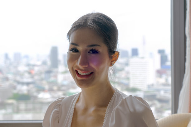 女商人在酒店房间工作。图片下载