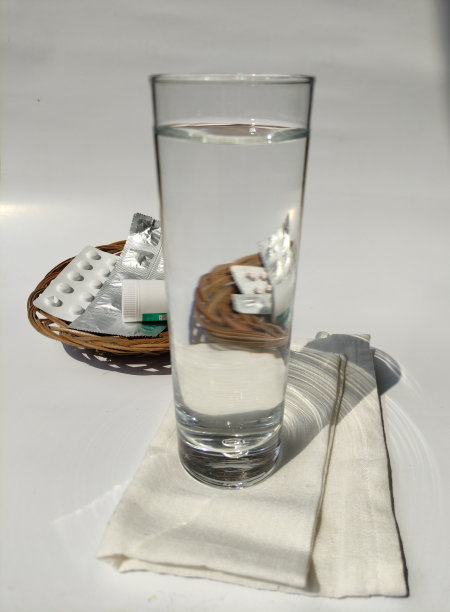 一杯水，药片和餐巾图片下载