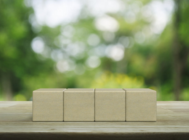 木桌上的四个木块立方体图片下载