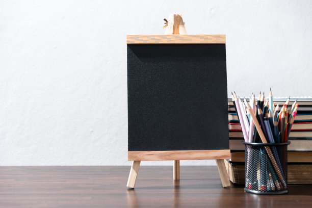 回到学校背景，在黑板上的木桌上放着书图片下载