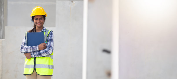 肖像亚洲印度女专业工程师工厂。在工厂工业设施中戴安全帽的工程工人。重工业制造厂。预制混凝土墙图片下载