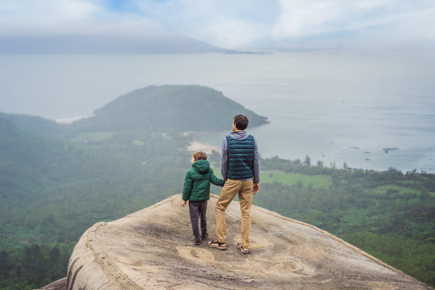爸爸和儿子是越南岘港海湾的旅行者图片下载