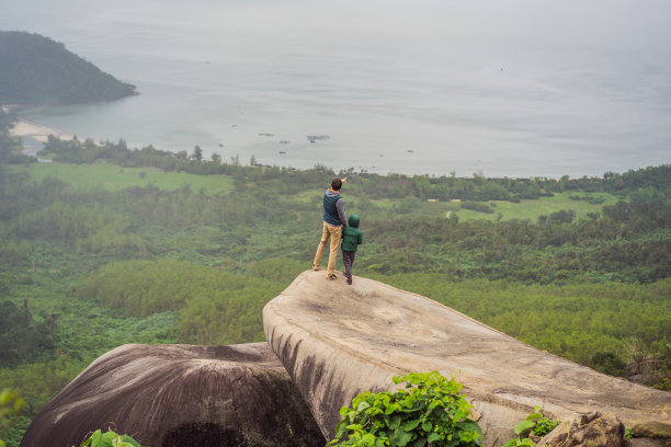 爸爸和儿子是越南岘港海湾的旅行者图片下载