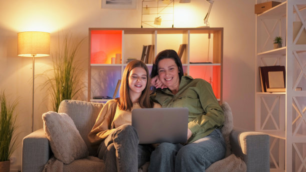 一家人一起看喜剧电影笑妈妈女儿图片下载