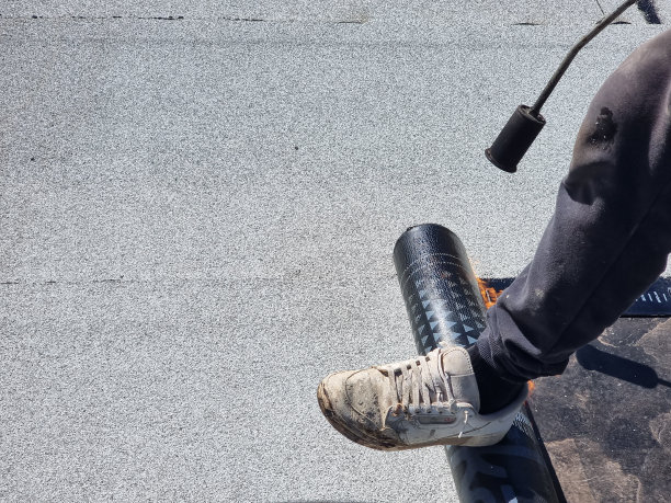 在建筑物屋顶进行的柏油路露台保温防水安装工程图片下载
