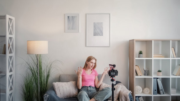 视频博客创作内容手势女人沙发图片下载