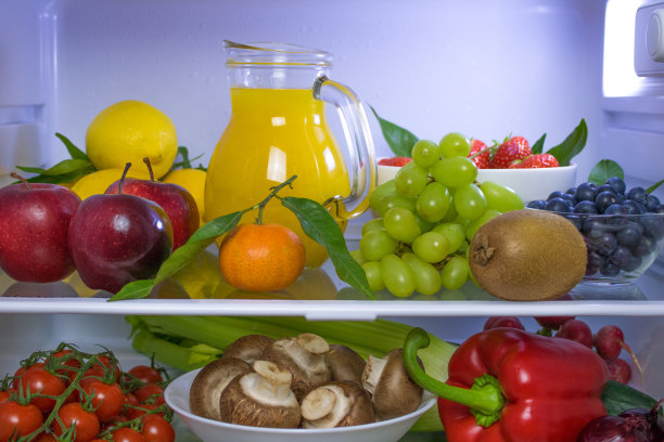 冰箱里装满了素食食品，如水果、蔬菜、果汁和植物奶图片下载