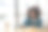 专注于年轻的非洲大学生在客厅用笔记本电脑工作，并使用笔记本电脑在线学习。微笑的女孩观看网络研讨会或远程教育课程图片下载