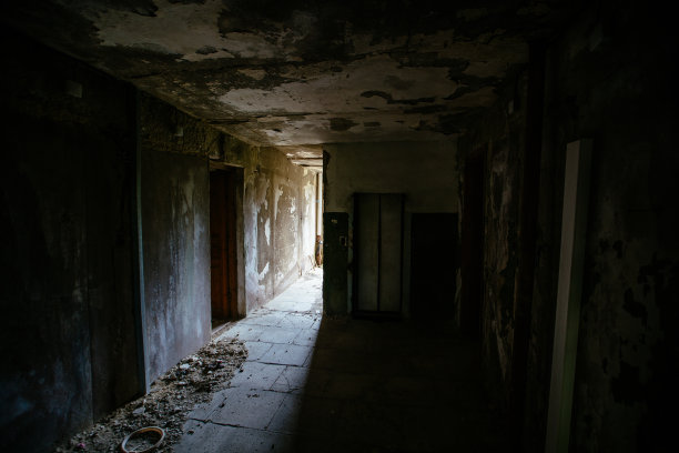 废弃的旧公寓图片下载