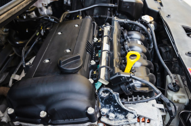 汽车发动机特写。维修和清洗后，对引擎盖下的汽车零件进行封闭图片下载
