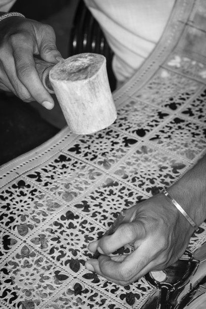 工艺艺术家在印度尼西亚制作传统的水牛皮雕刻艺术图片下载