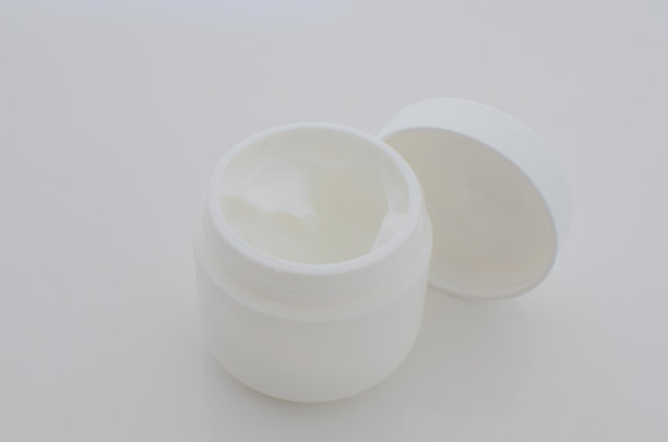 一罐白色乳霜的细节，代表审美护理和肌肤活力。图片下载