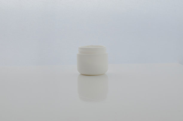 白色乳霜罐的细节，代表美学护理和对健康皮肤的追求。图片下载