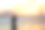 廓形年轻女性用手机拍摄天空上美丽的夕阳，海面上，户外旅行的概念图片下载
