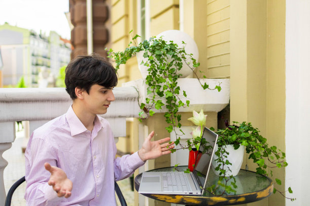 用笔记本电脑工作的人图片下载