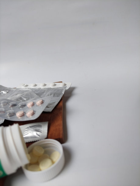 一杯水，药片和餐巾图片下载