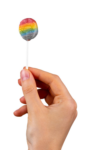手里拿着棒棒糖，彩虹色的棒棒糖孤立在白色的背景上图片下载