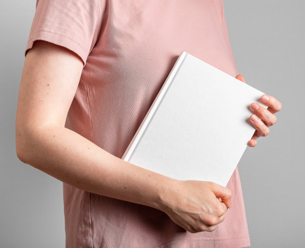 学生手持书模型，精装，空白封面图片下载