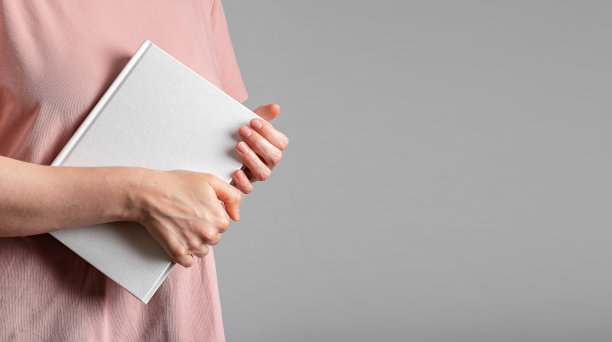 手捧书，抽象研究文献。带有文本复制空间的横幅背景图片下载