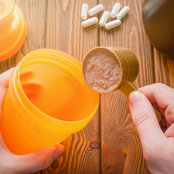 男人在锻炼后调制蛋白质鸡尾酒图片下载