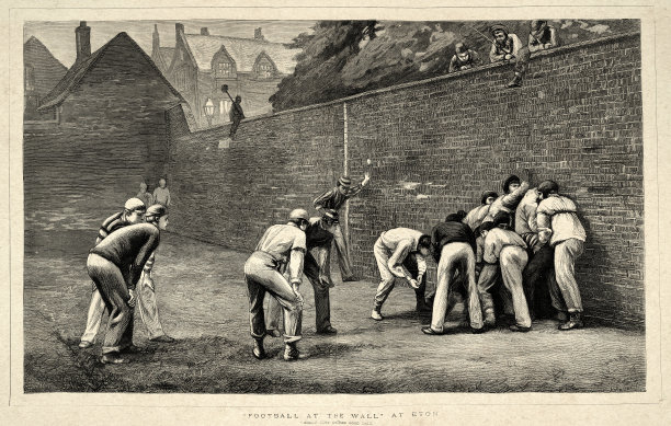 在伊顿公学墙上玩游戏的男孩，足球，好calx外面的恶霸，19世纪70年代的维多利亚体育图片下载