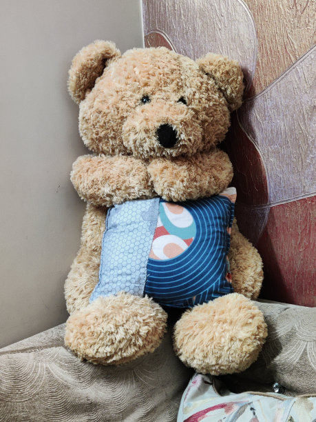 真人大小的泰迪熊坐在沙发上-库存照片图片下载