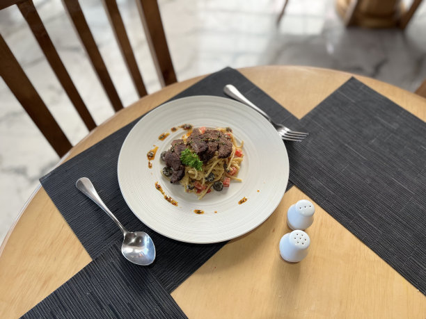 牛肉顶的意大利面条:一个酒店/餐厅点菜的喜悦从餐桌上图片下载