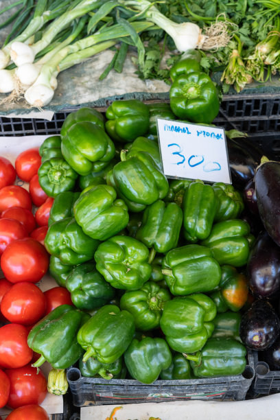 希腊当地市场出售的红色和绿色甜椒(或红辣椒)图片下载