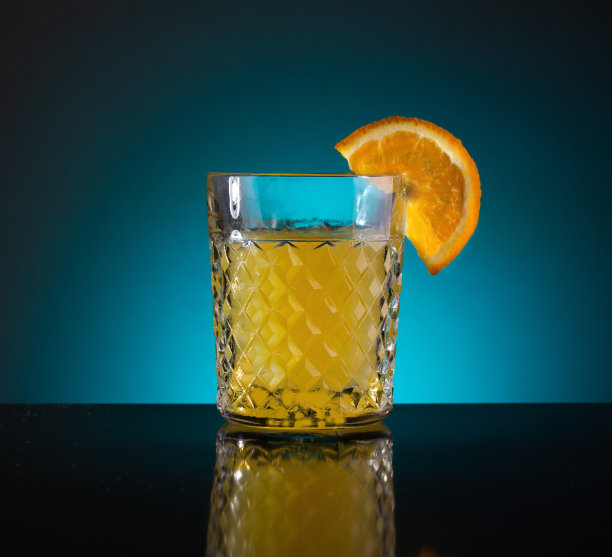 一片橘子放在一杯橙汁上图片下载