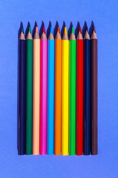 一套蓝色背景的彩色木制铅笔。最小的风格。前视图。平的。回到学校的概念。图片下载
