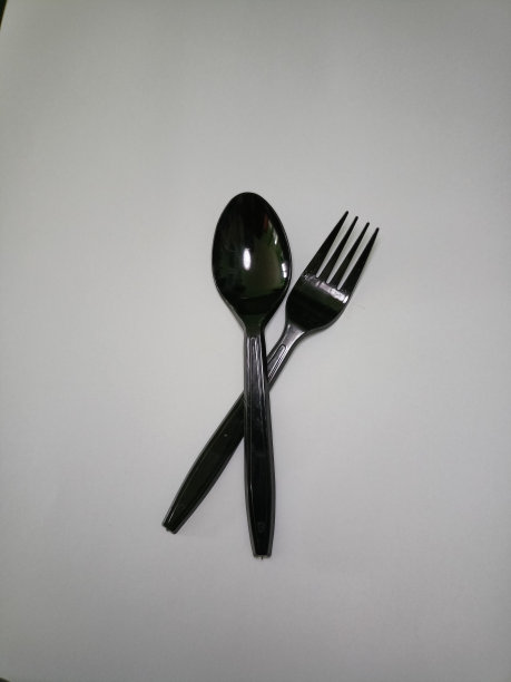 放在白色背景上的餐具。图片下载