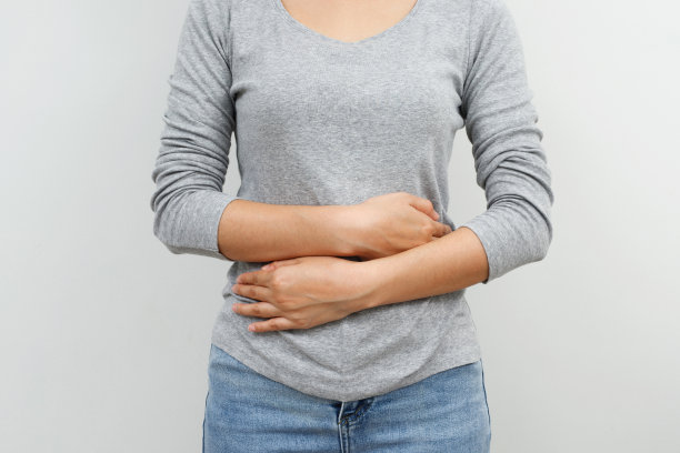 胃痛或月经疼痛的妇女。患腹部。痛经。医疗保健，妇科概念。图片下载