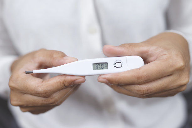 病人测量体温。图片下载