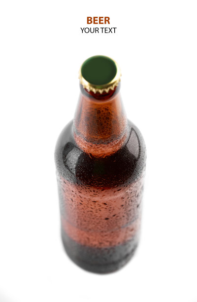 工作室照片孤立瓶啤酒在白色背景。一瓶冰凉的啤酒，上面有凝结水滴。啤酒瓶上孤立着白色的水滴图片下载