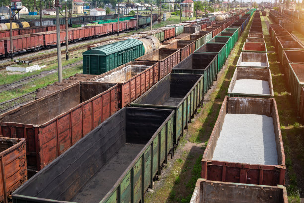 城市货运站的货运列车。铁路在火车停车场。阿兰到达了车站。货运列车平台与货运列车集装箱在港口仓库用于出口物流背景。图片下载