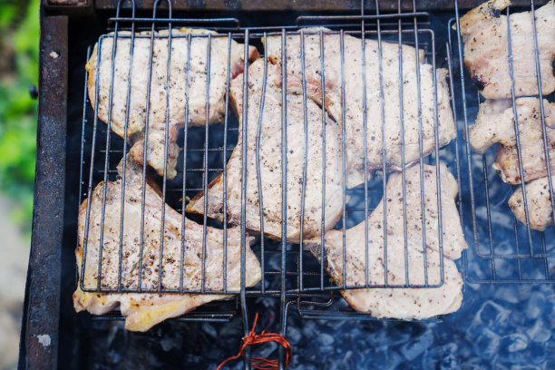 烤肉架上在明火上烤的肉排图片下载